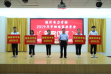 赵校长与我校获得2019年度第一届中职教育国家奖学金的同学合影