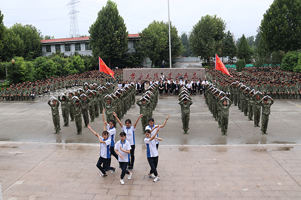 英姿飒爽的女兵方队表演手语《国家》